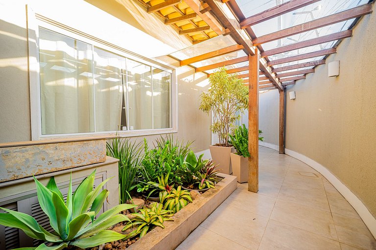 Na Quadra da praia! Casa 5 suítes em condominio. BZ09