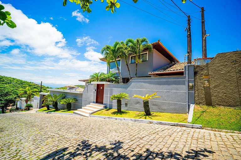 House with panoramic view and private pool!