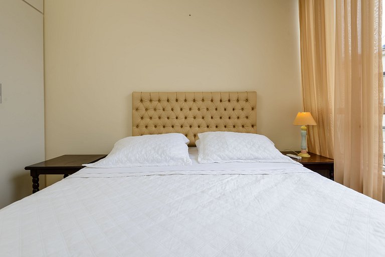 Rj04 Ap in Copacabana with 6 people