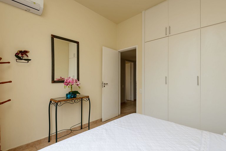 Rj04 Ap in Copacabana with 6 people