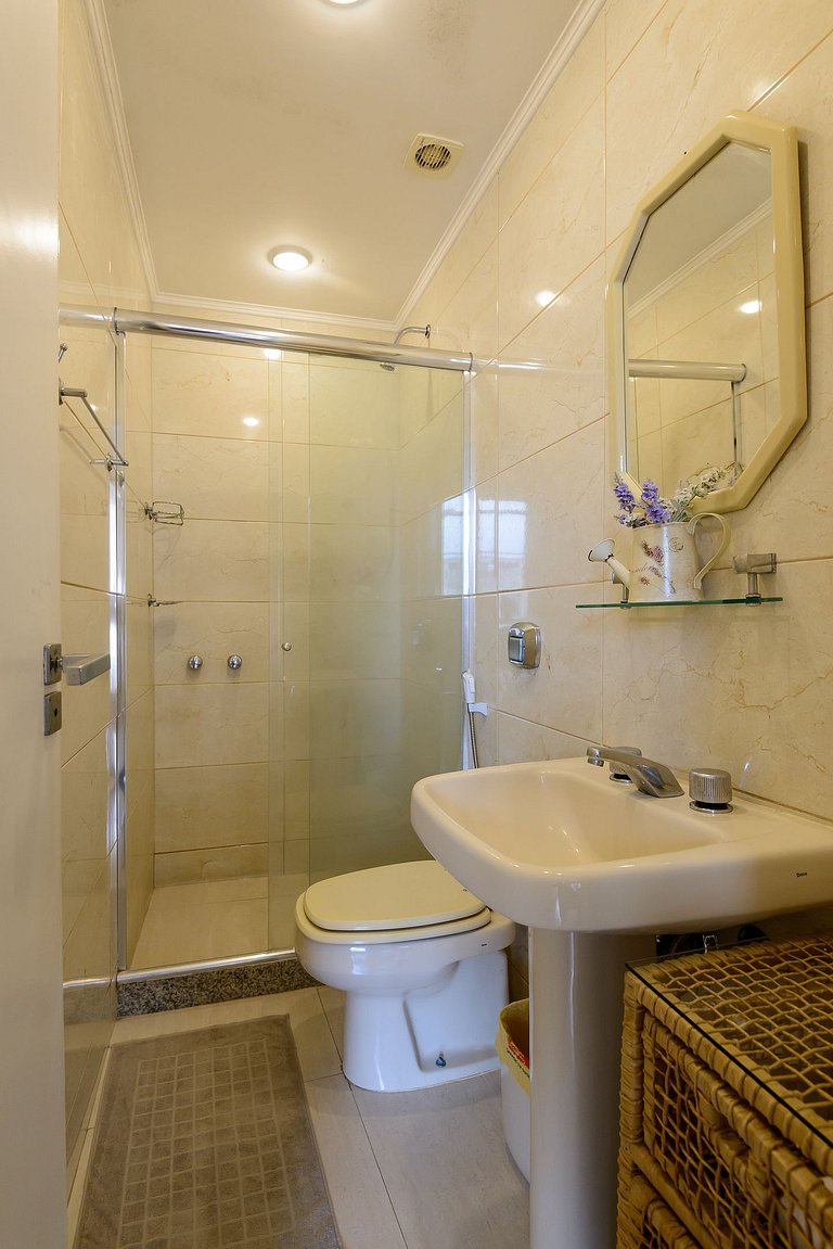 Rj04 Ap in Copacabana with 6 people