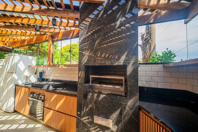 600m from Orla Bardot! Beautiful house with 4 suites.