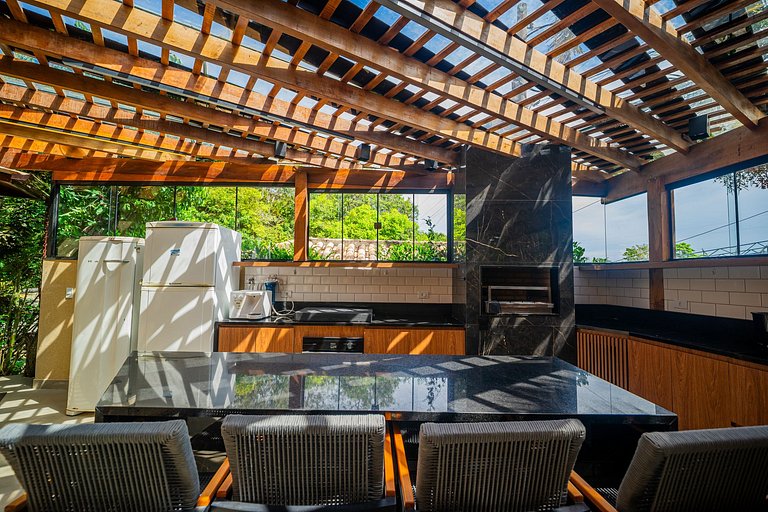 600m from Orla Bardot! Beautiful house with 4 suites.