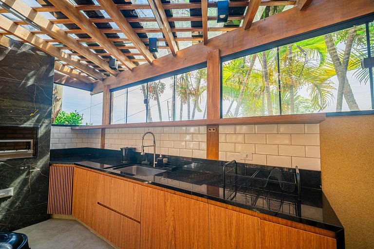 ¡A 600 m de Orla Bardot! Hermosa casa con 4 suites.