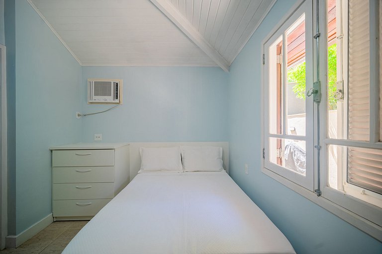 600m from Orla Bardot! Beautiful house with 4 suites.