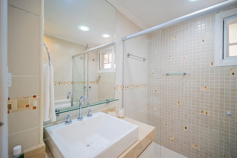 600m from Orla Bardot! Beautiful house with 4 suites.