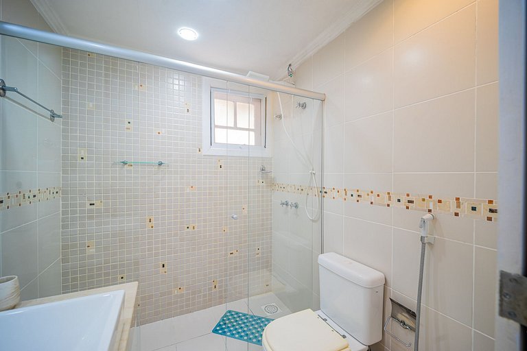 600m from Orla Bardot! Beautiful house with 4 suites.