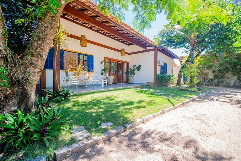 BZ102 Casa com 5 quartos 150 metros da Praia!