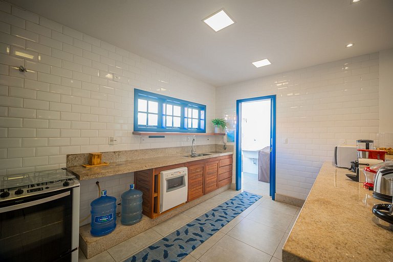 BZ102 House with 4 suites 150 meters from the beach!