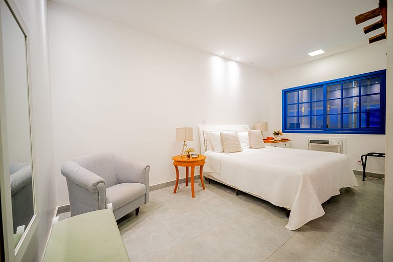 BZ102 House with 4 suites 150 meters from the beach!