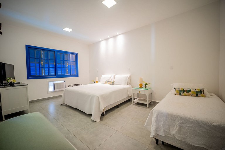 BZ102 Casa com 5 quartos 150 metros da Praia!