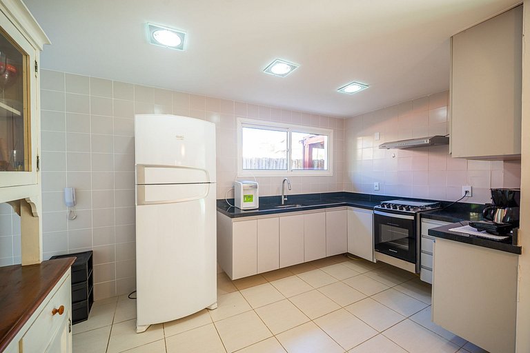 BZ23 Casa con 5 suites a 600 metros de la Rua das Pedras