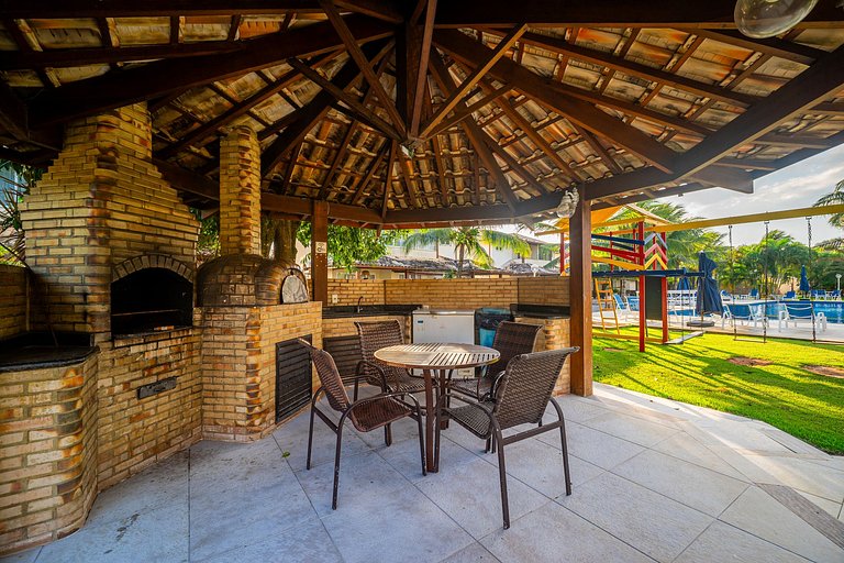 300m da Praia, casa 4 suítes, churrasqueira em Condomínio.