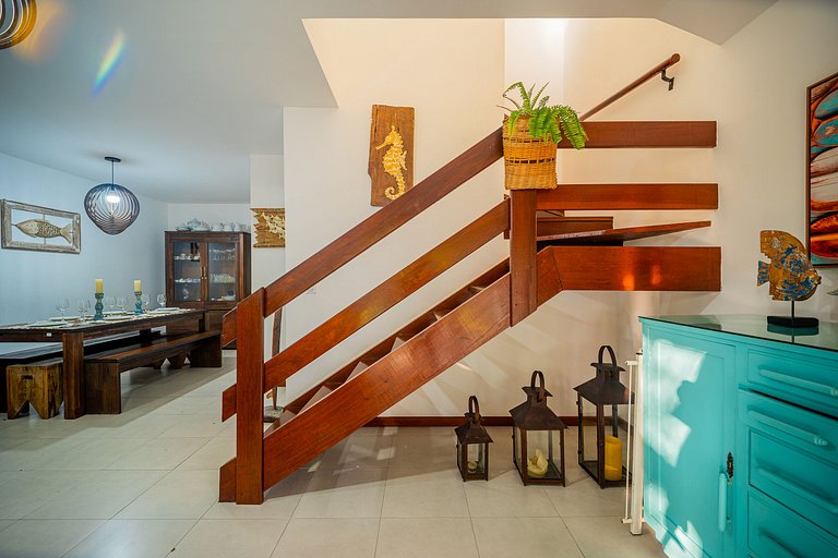 300m da Praia, casa 4 suítes, churrasqueira em Condomínio.