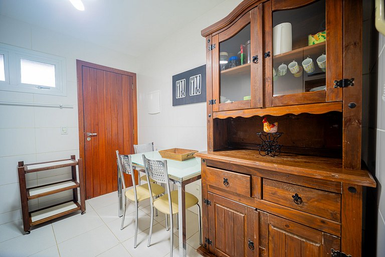 300m da Praia, casa 4 suítes, churrasqueira em Condomínio.
