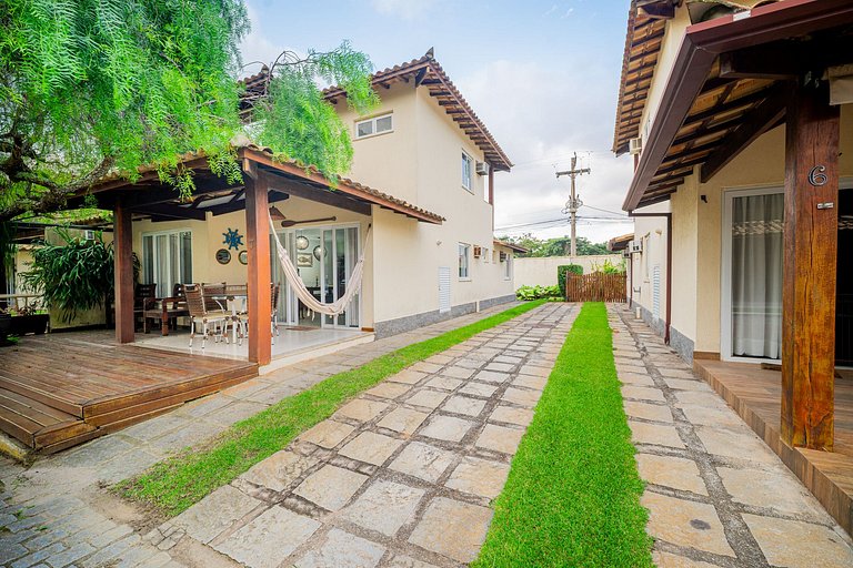 300m da Praia, casa 4 suítes, churrasqueira em Condomínio.