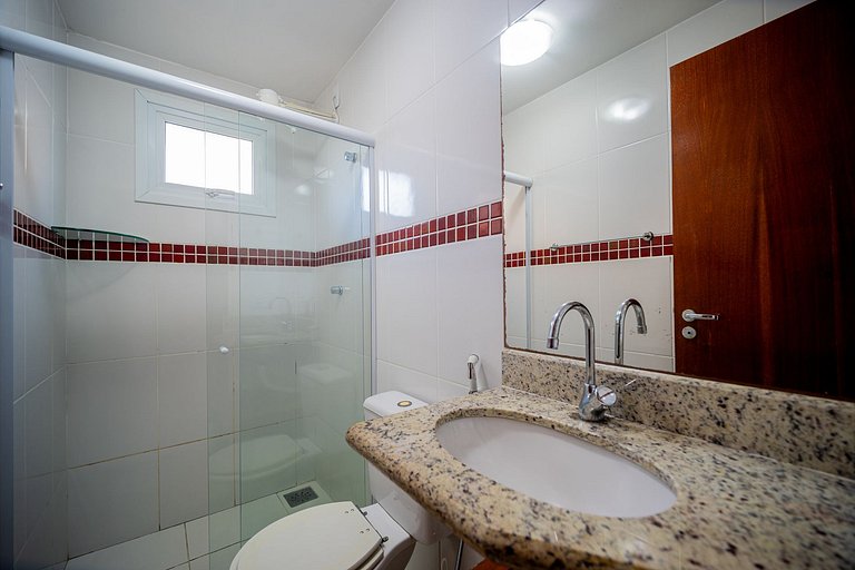 300m da Praia, casa 4 suítes, churrasqueira em Condomínio.
