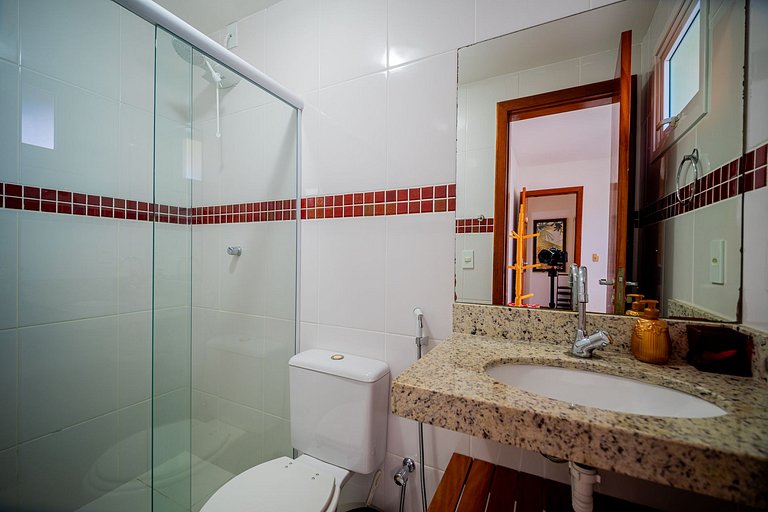 300m da Praia, casa 4 suítes, churrasqueira em Condomínio.