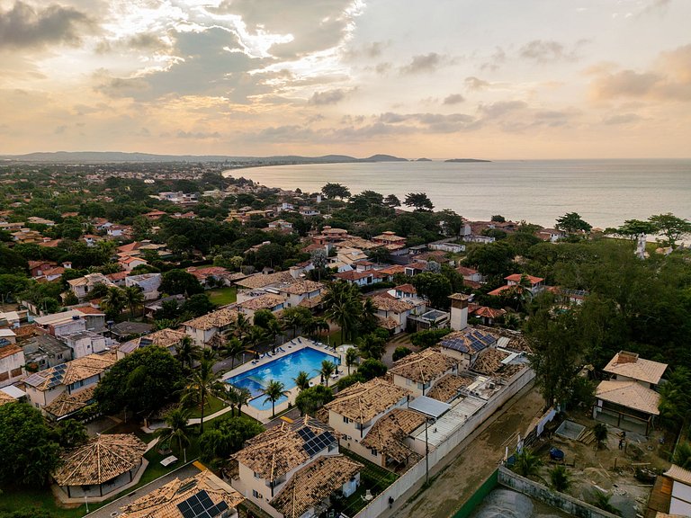 300m da Praia, casa 4 suítes, churrasqueira em Condomínio.