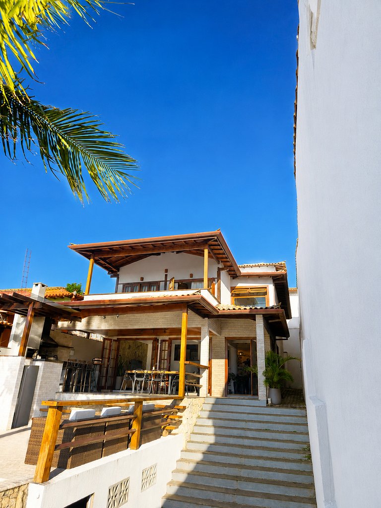 Casa com Piscina e Vista Praia da Armação! BZ107