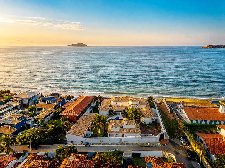 Beachfront House | 3 Bedrooms + Barbecue Grill BZ31