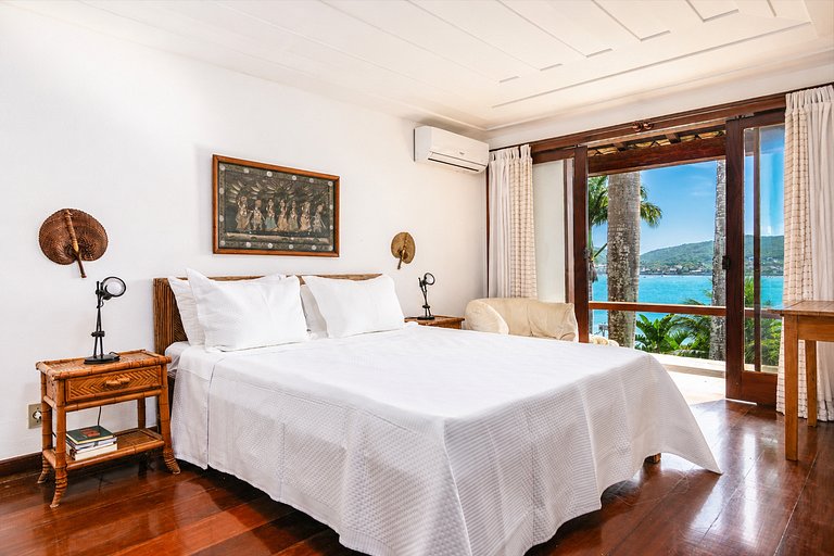 Beachfront mansion at Ferradura Beach! BZ81