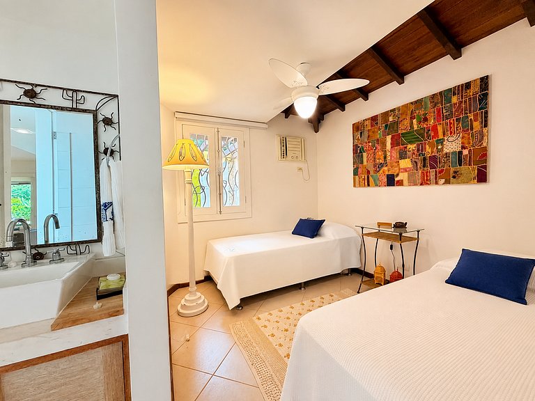 House with 4 suites in the city center, 600m from Rua das Pe